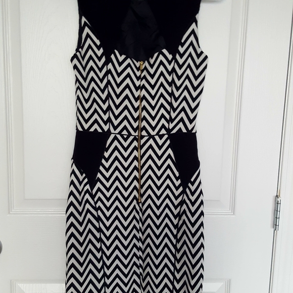 H&M dress size 4 - Picture 2 of 5